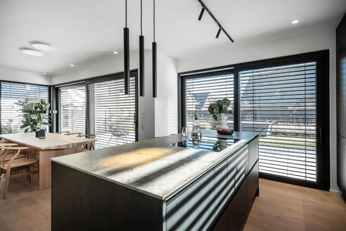 Große Fenster mit Außenjalousien Moderne Küche mit großen Fenstern und Außenjalousien