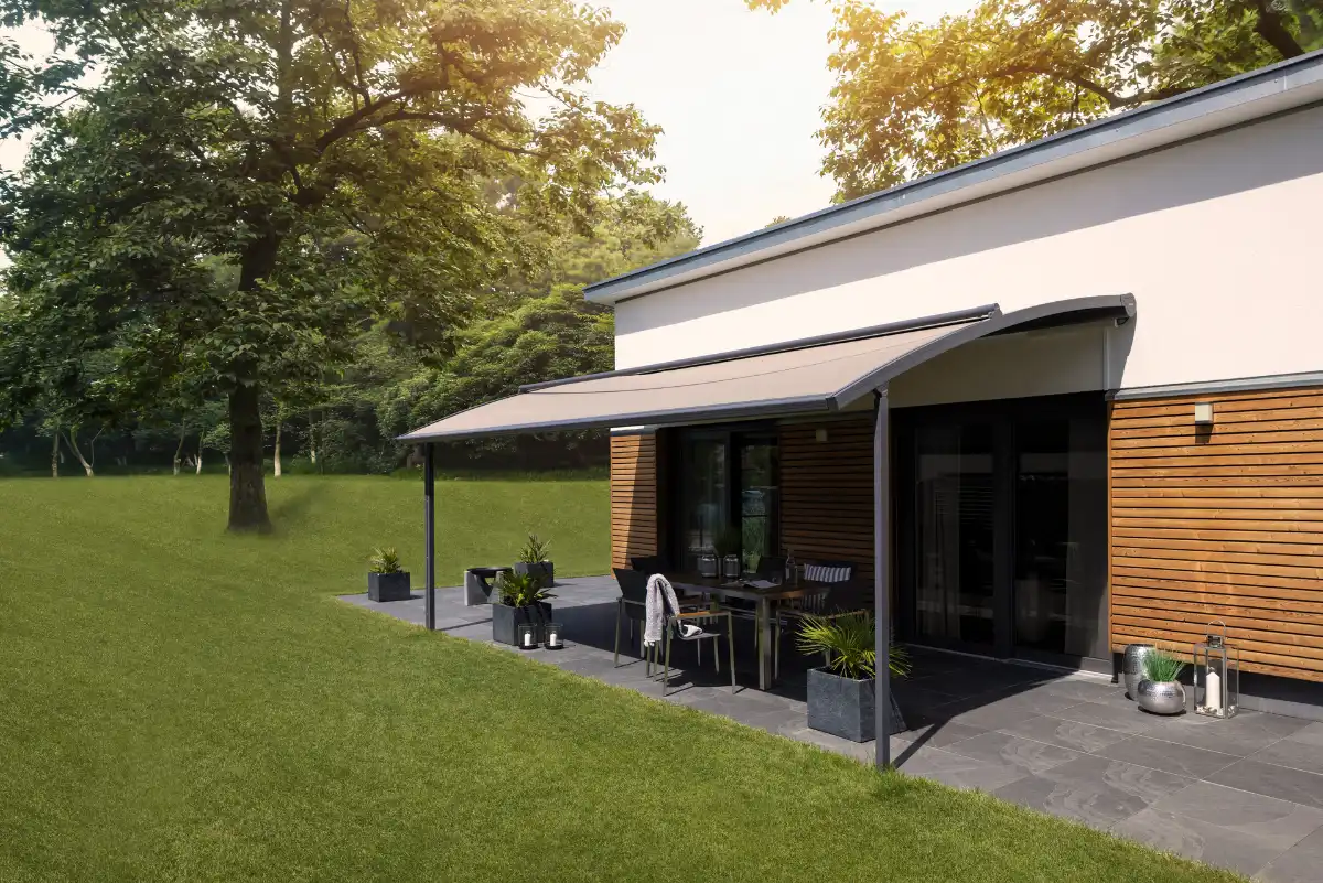 Moderne Terrassenüberdachung mit Markise