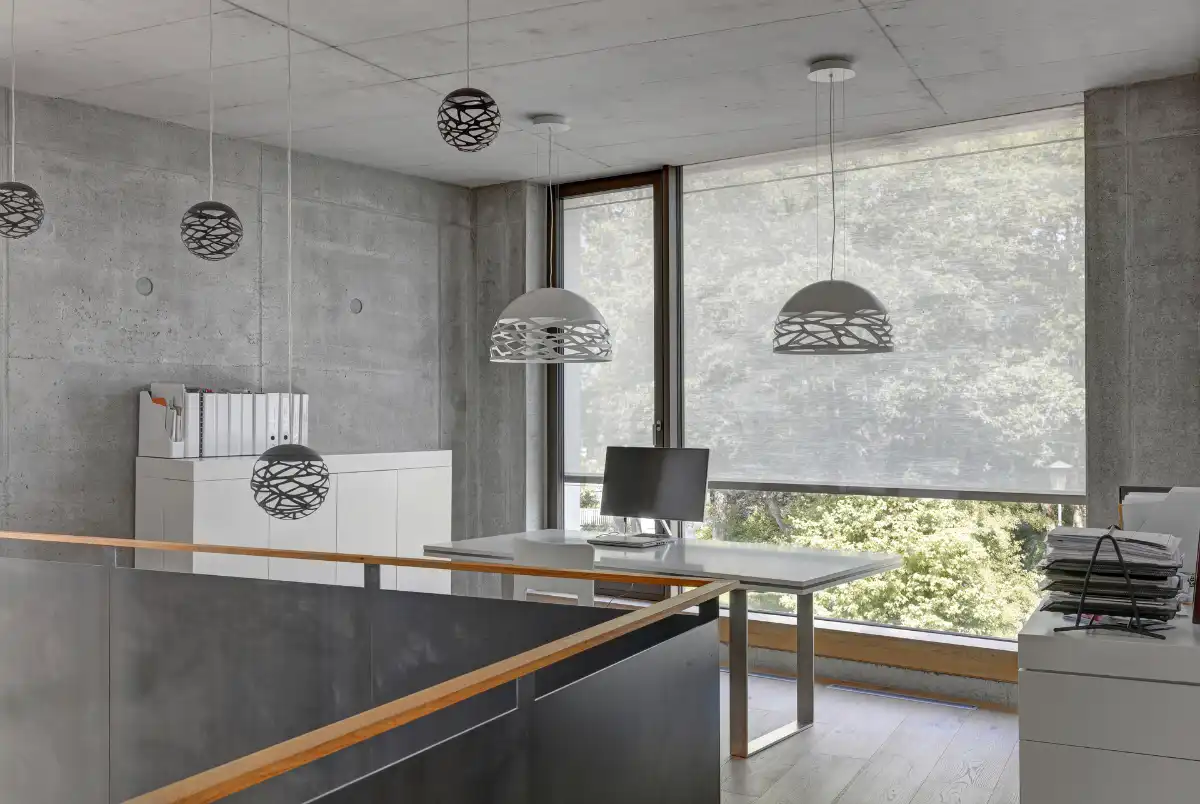 Elegantes Bürodesign mit Fenstermarkisen Modernes Büro mit Betonwänden und stilvoller Beleuchtung