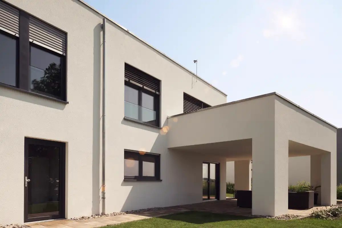 Rollläden an großen Fenstern eines modernen Hause Moderne Architektur eines weißen Wohnhauses mit großen Fenstern