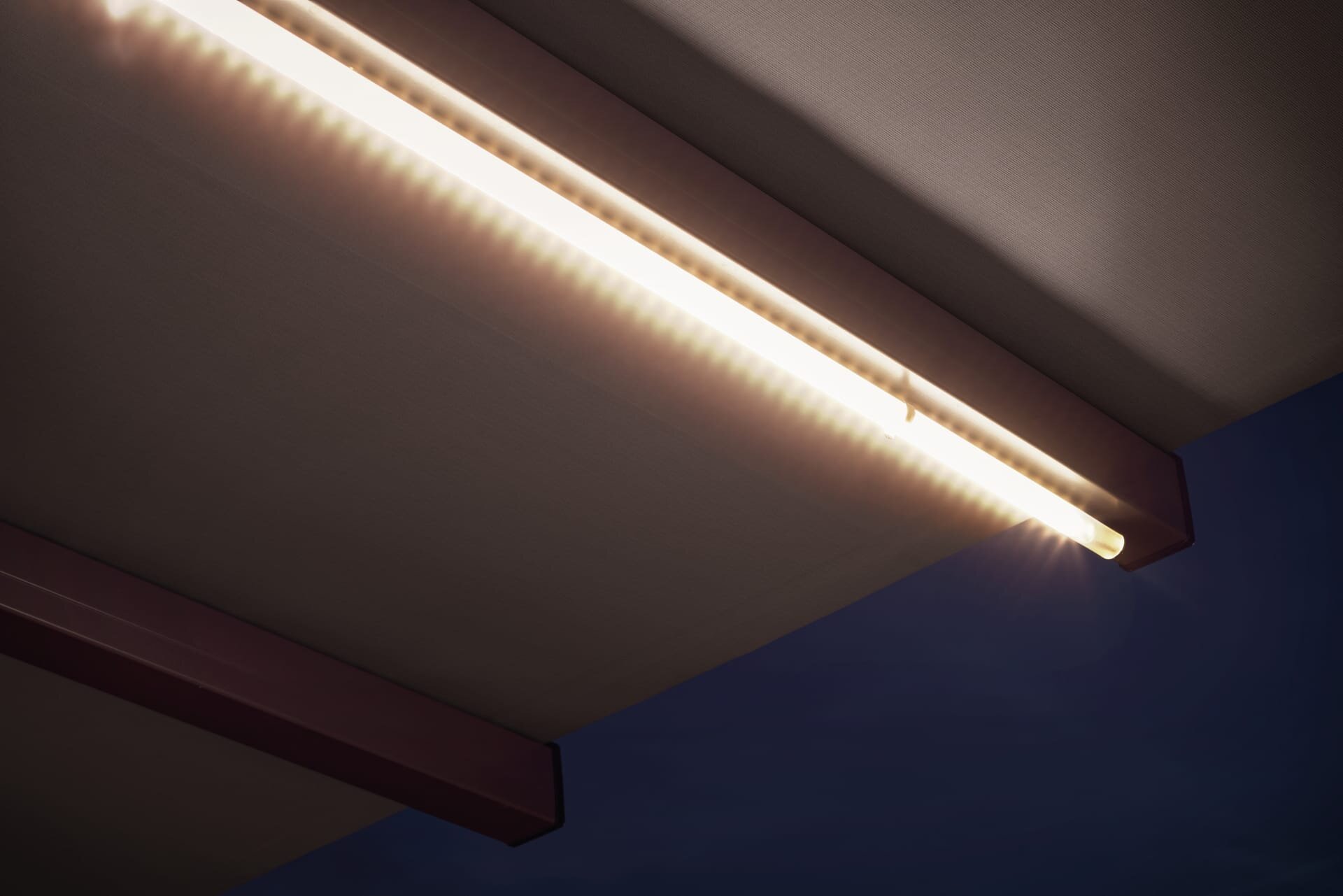 Moderne LED-Beleuchtung unter einer Markise bei Nacht