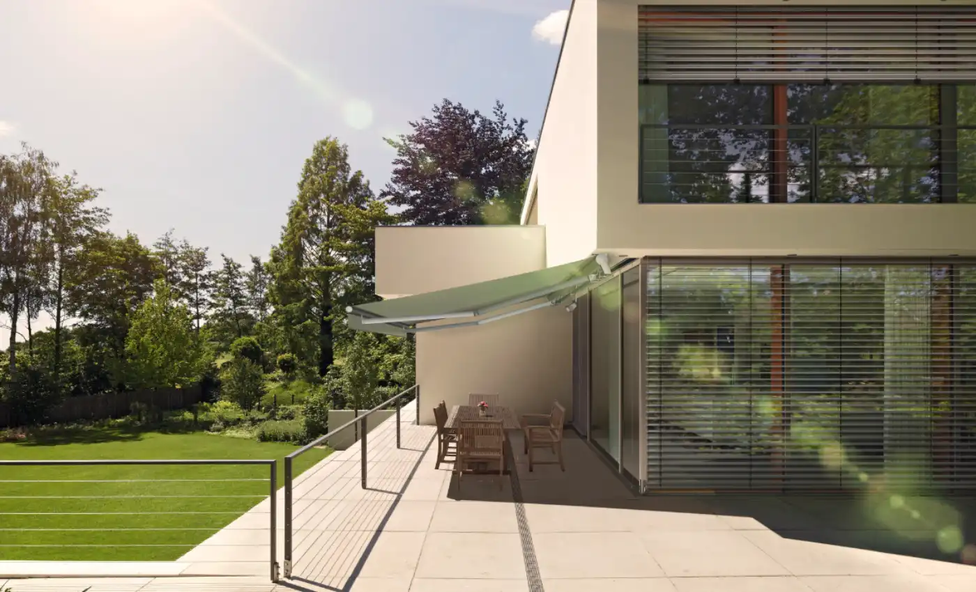 Grüne Gelenkarmmarkise auf der Terrasse