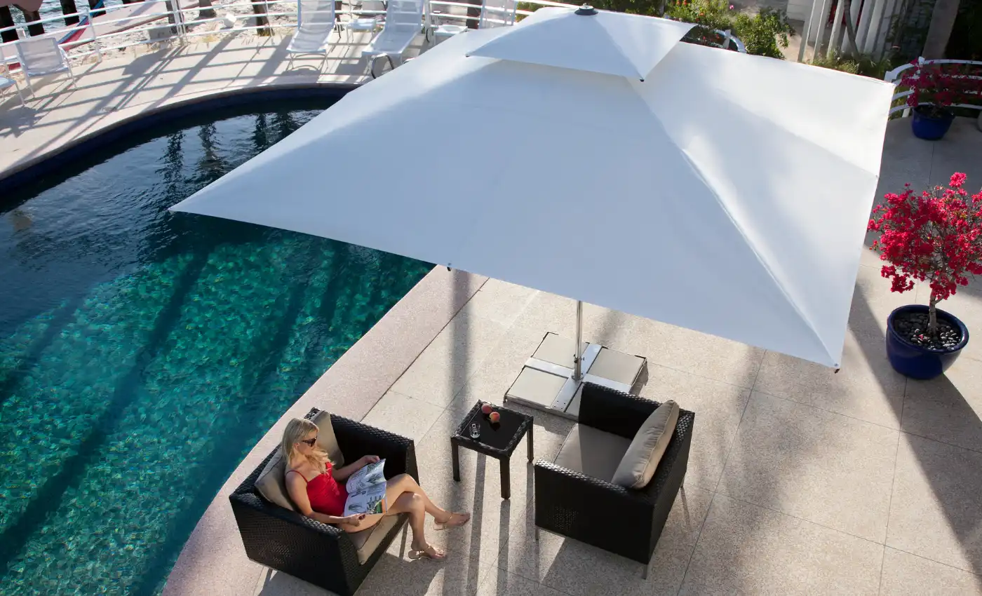 Weißer Sonnenschirm