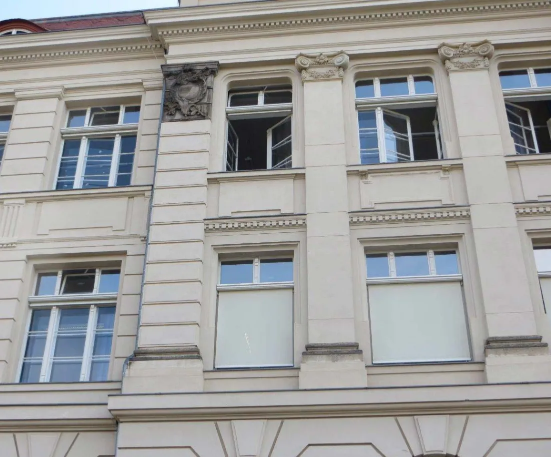 Markise als Sonnenschutz Außenliegende Jalousien am denkmalgeschützten Gebäude