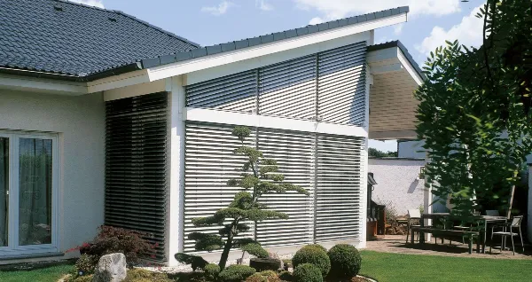 Raffstore für schräge Fenster